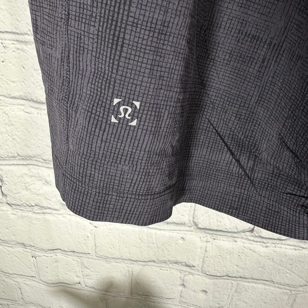 Lululemon Mens XL Grid Pattern Athletic Training Shorts Black Gray 9 Inch Inseam